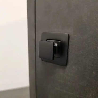 Hochwertiger Druckknopf-Verschluss mit Soft-Close und Grifffunktion, aus Zamak, Oberfläche: schwarz, Ausführung: quadratisch, 14.03.066-0. Massiver Druckknopf für Wohnwagen, Yacht, Privatflugzeug und viel mehr, von SISO Denmark – Bild 12