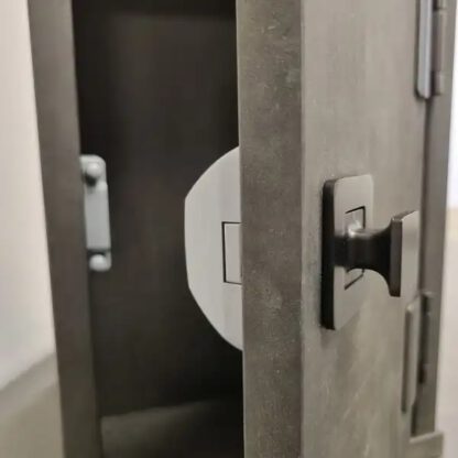 Hochwertiger Druckknopf-Verschluss mit Soft-Close und Grifffunktion, aus Zamak, Oberfläche: schwarz, Ausführung: quadratisch, 14.03.066-0. Massiver Druckknopf für Wohnwagen, Yacht, Privatflugzeug und viel mehr, von SISO Denmark – Bild 14