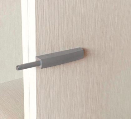 Eleganter Druckschnäpper, mit Montagegehäuse 1900221 von EMUCA, grau, Ausführung: nicht magnetisch. Anwendungsbeispiel