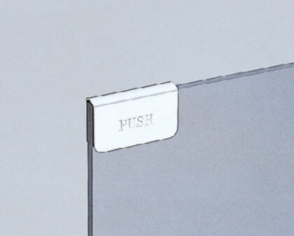 Gegenplatte für Glasstärke 5 mm (13/64″) K-130B, 40 mm (1-37/64″) von Sugatsune, schwarz. Anwendungsbeispiel