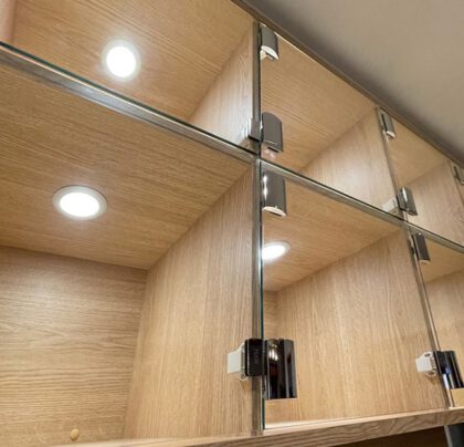 Kompakter Magnet-Druckschnäpper, inkl. Gegenplatte ML-30SBR, 25 mm (63/64″) von Sugatsune, braun. Anwendungsbeispiel