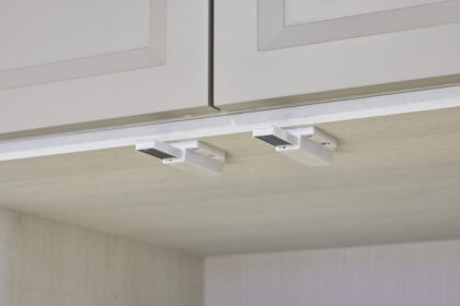 Hochwertiger Magnet-Druckschnäpper, inkl. Gegenplatte ML-80W, 38 mm (1-1/2″) von Sugatsune, weiß. Anwendungsbeispiel