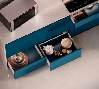 Schubkasten Set, mit extra dünnen Zargen, Höhe: 88 mm, 3275212, Schubladentiefe: 390 mm, von EMUCA, weiß, Ausführung: Vollauszug mit Soft-Close. Anwendungsbeispiel