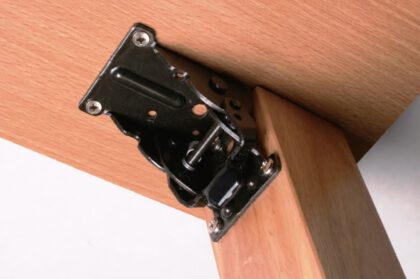 Robuster Tischbein-Klappbeschlag, B205-KTL-BK, von Kojima, verzinkt, gelb. Anwendungsbeispiel