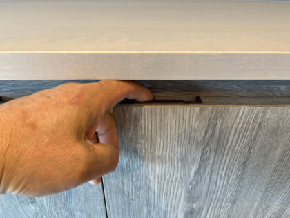 Versteckter Druckknopfriegel-Griff AK-60BR und AK-C60BR von Sugatsune, braun. Anwendungsbeispiel