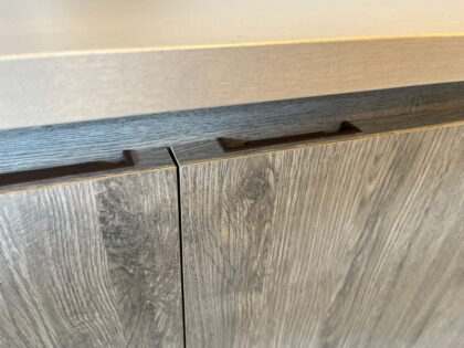 Versteckter Druckknopfriegel-Griff AK-60WT und AK-C60WT von Sugatsune, weiß. Anwendung, im geschlossenen Zustand