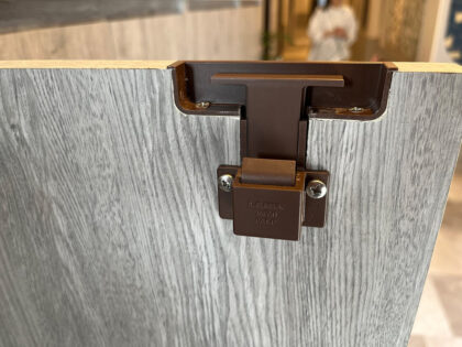 Versteckter Druckknopfriegel-Griff AK-60WT und AK-C60WT von Sugatsune, weiß. Anwendung, Ansicht von innen, mit Abdeckkappe