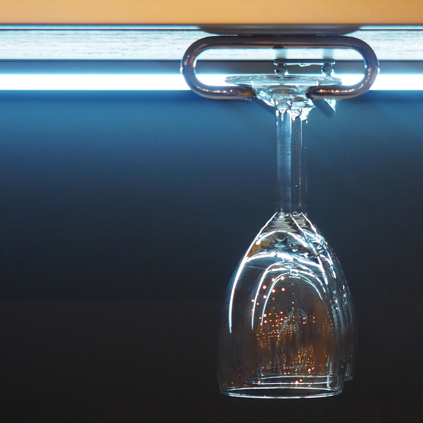 Hochwertiger Weinglashalter, aus Stahl, Oberfläche: verchromt, 410 mm (16-9/64″), 8930111. Praktischer Glasaufhänger für Weingläser, Sektgläser, Cocktailgläser, Cognacgläser, Kelche und vieles mehr, von EMUCA – Bild 6