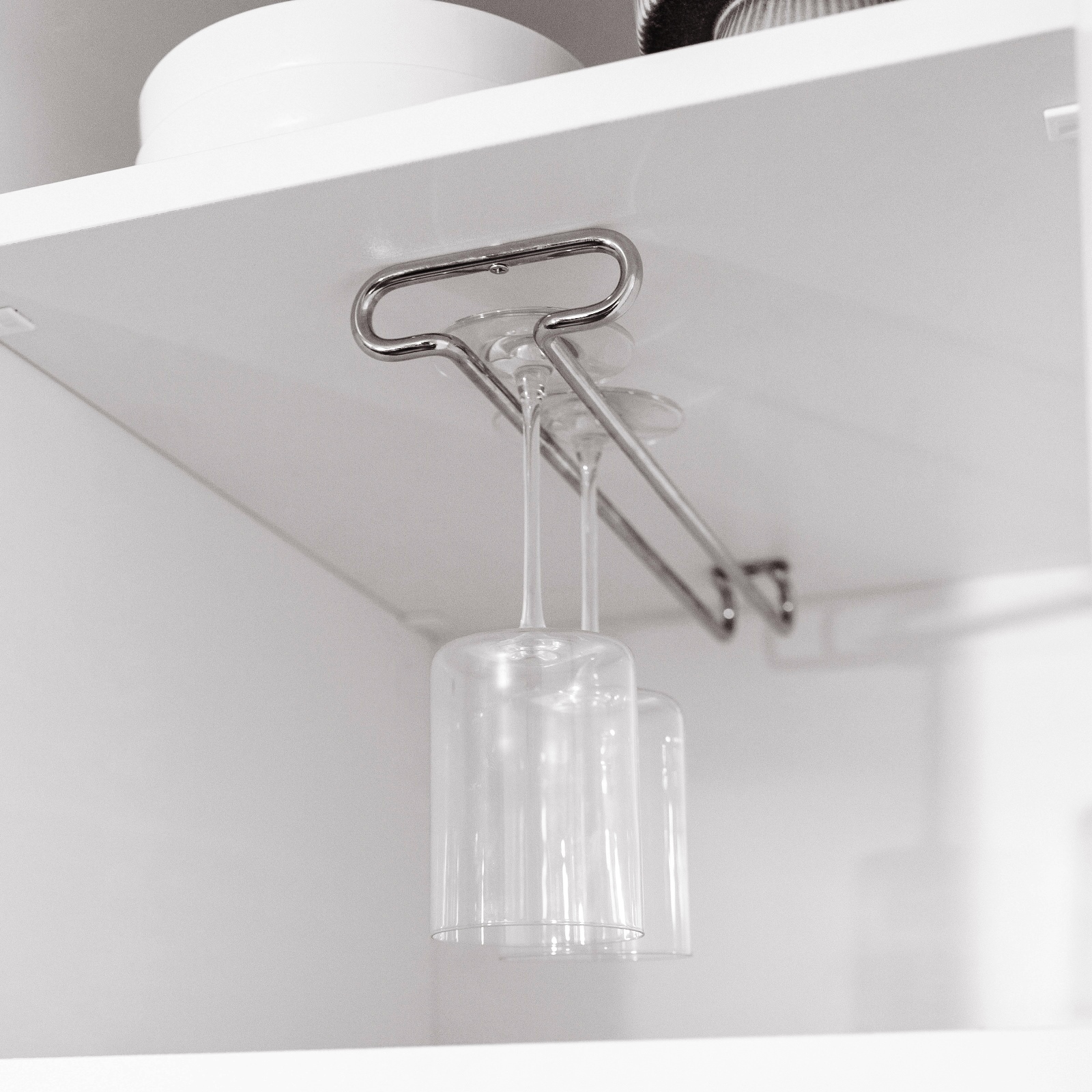 Hochwertiger Weinglashalter, aus Stahl, Oberfläche: verchromt, 410 mm (16-9/64″), 8930111. Praktischer Glasaufhänger für Weingläser, Sektgläser, Cocktailgläser, Cognacgläser, Kelche und vieles mehr, von EMUCA – Bild 7